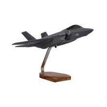 Modelo grande de caoba del Lockheed Martin F-35