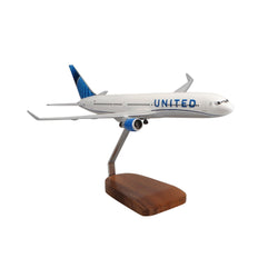 Boeing™ 767-400 United Airlines (2019 Livery) Large Mahogany Model - PilotMall.com